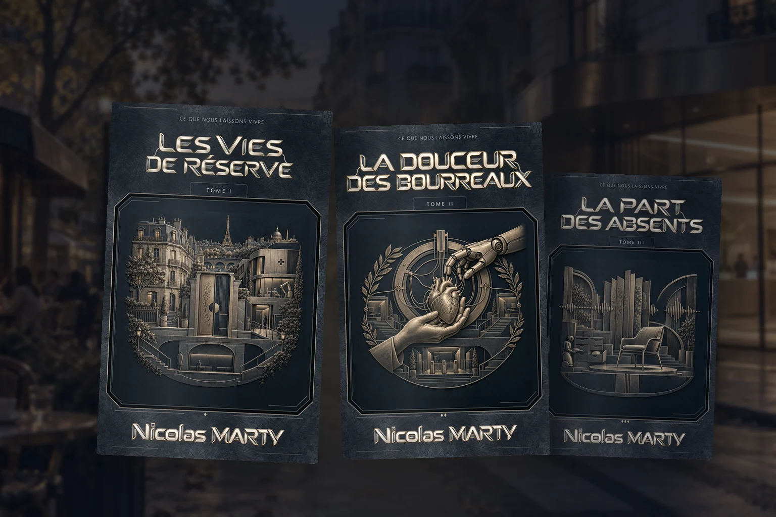 Les couvertures des trois tomes de Ce que nous laissons vivre devant une rue parisienne du futur, à la tombée du jour.